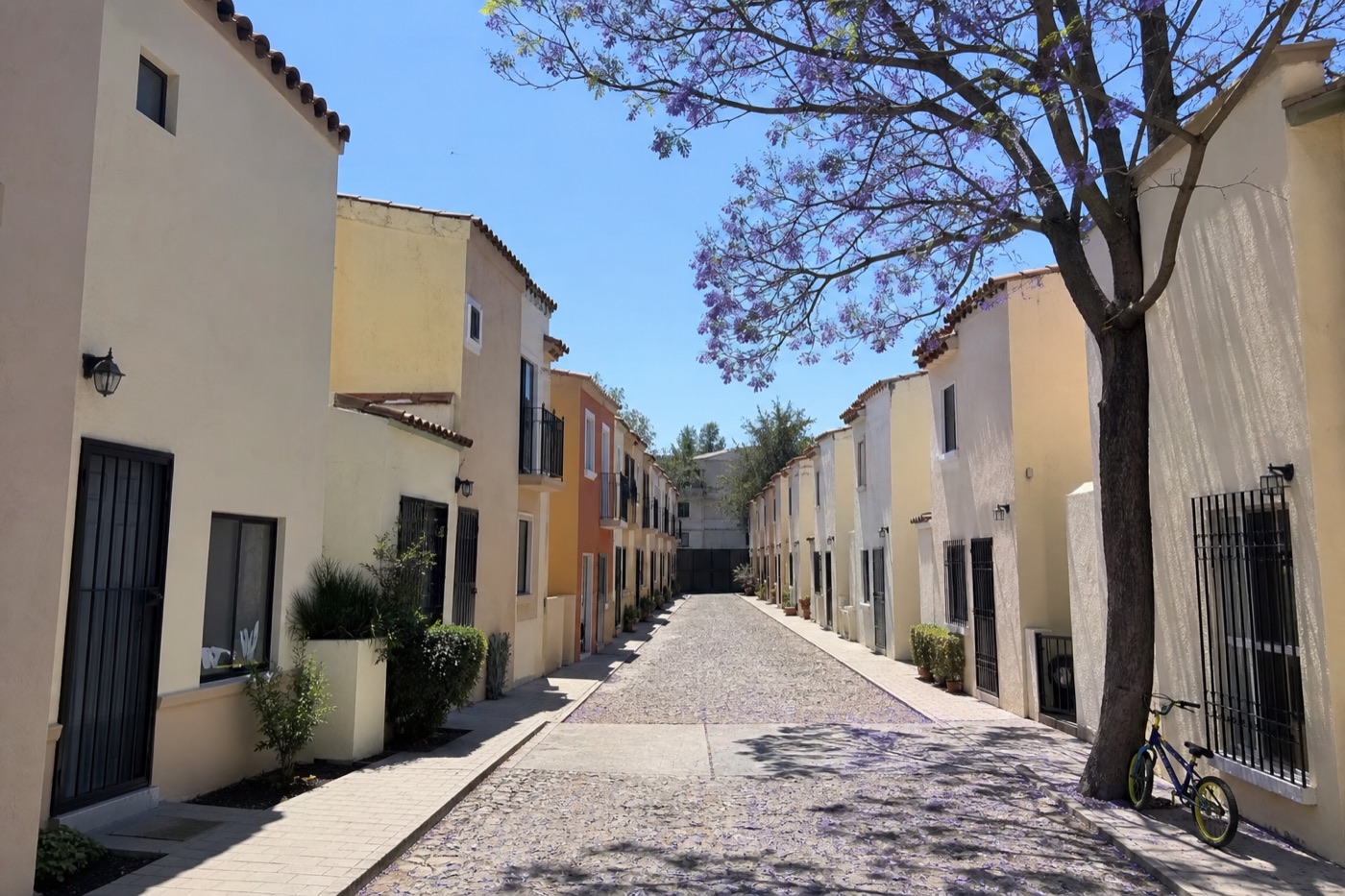 Privada residencial pequeña en México con casas de dos pisos